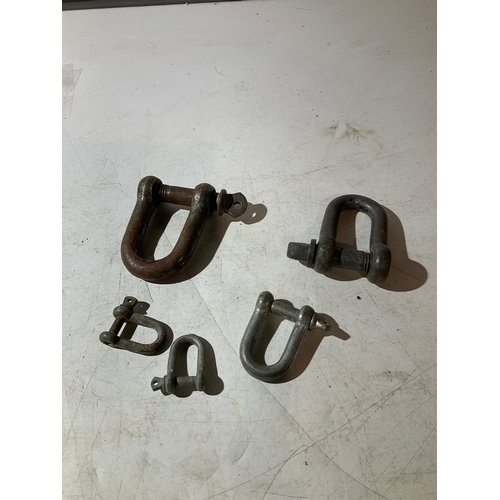 163 - Selection of different size shackles