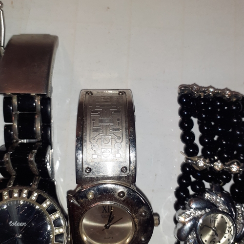 A quantity of wrist watches. Various makers marks. Most require batteries.