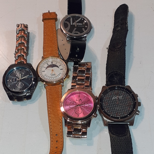 A quantity of wrist watches. Various makers marks. Most require batteries.