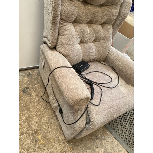 424 - Electric recliner chair with power supply. In working order