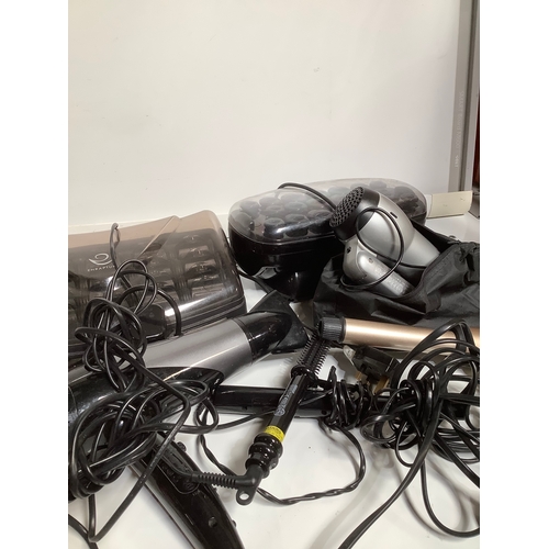 333 - Tray of hair bits includes hairdryers, bubbles, travel hairdryer, curlers, and more