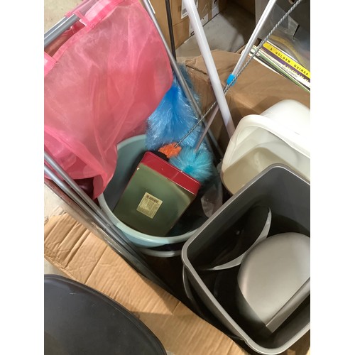 521 - Quantity of kitchenware items inc plastic bins, buckets & cleaning aids