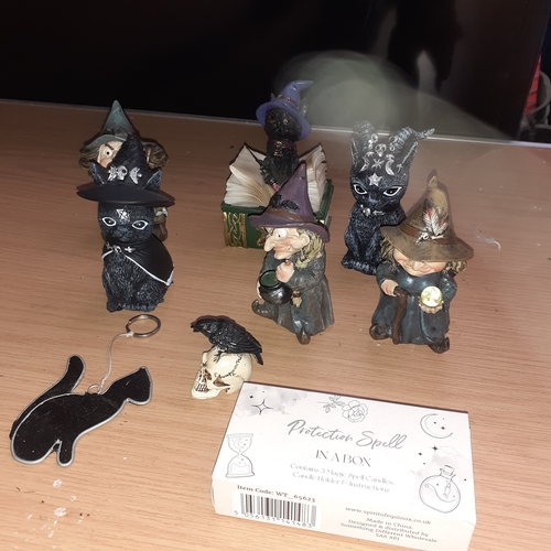 13 - A collectable lot of witches and cats. A little skull with a raven. Good condition, nice detail