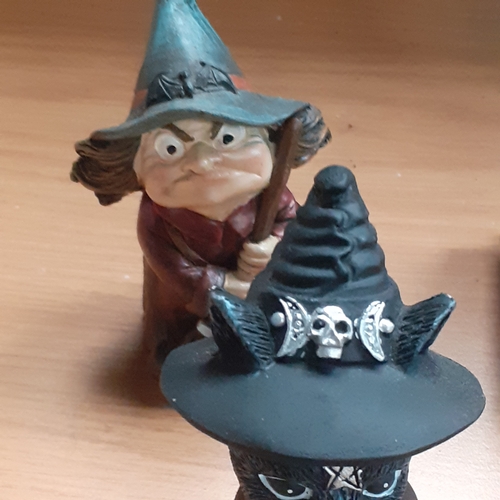 13 - A collectable lot of witches and cats. A little skull with a raven. Good condition, nice detail