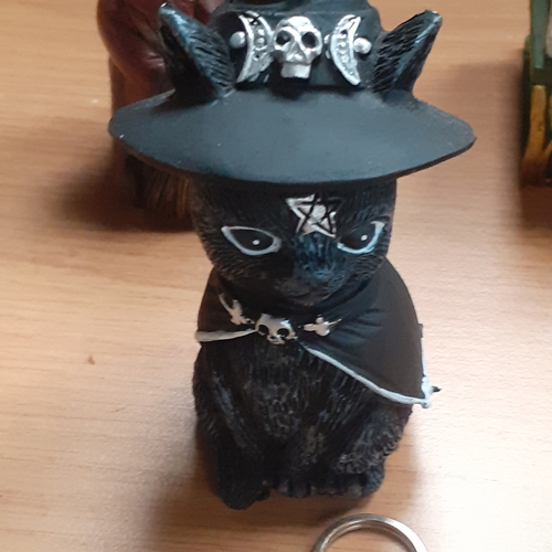 13 - A collectable lot of witches and cats. A little skull with a raven. Good condition, nice detail