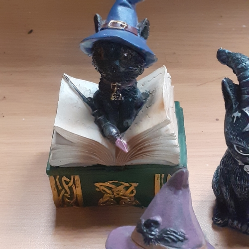 13 - A collectable lot of witches and cats. A little skull with a raven. Good condition, nice detail