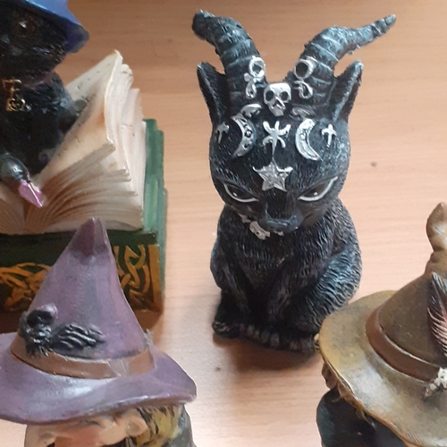 13 - A collectable lot of witches and cats. A little skull with a raven. Good condition, nice detail