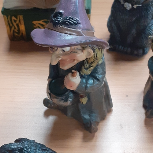 13 - A collectable lot of witches and cats. A little skull with a raven. Good condition, nice detail