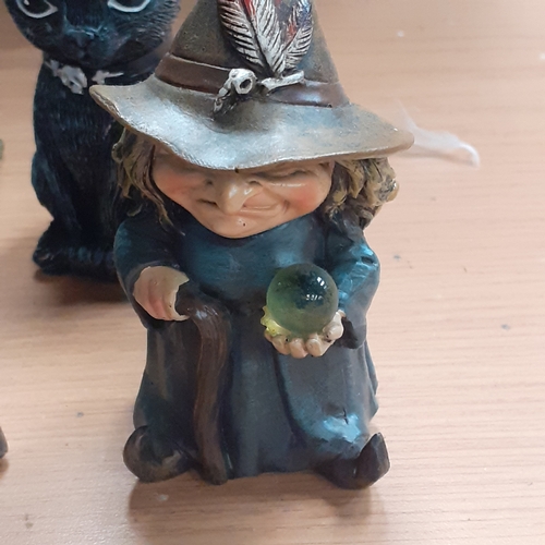 13 - A collectable lot of witches and cats. A little skull with a raven. Good condition, nice detail