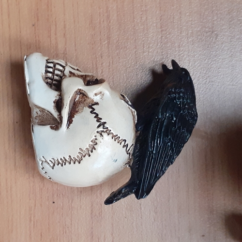 13 - A collectable lot of witches and cats. A little skull with a raven. Good condition, nice detail