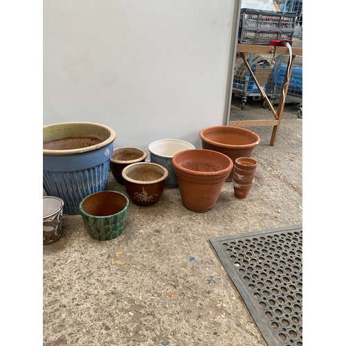 98 - Quantity of nice ceramic & terracotta planters