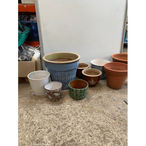 98 - Quantity of nice ceramic & terracotta planters