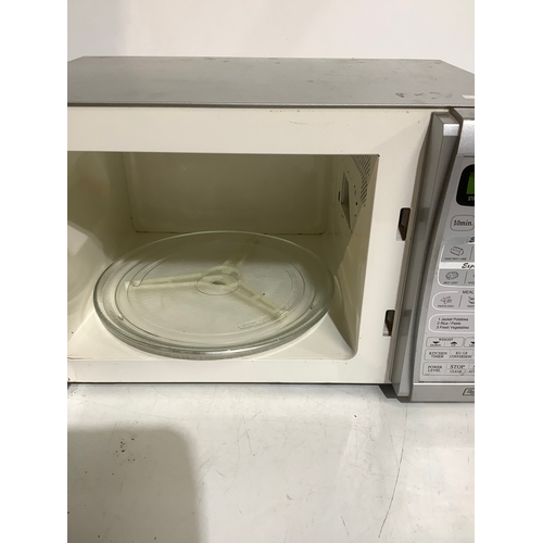 351 - Sharp 800 W digital microwave