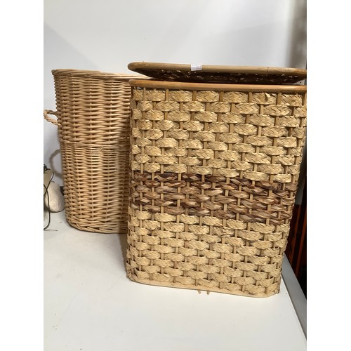 401 - 2x wicker laundry baskets