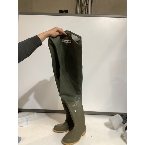 430 - Size 43 Dunlop green waders