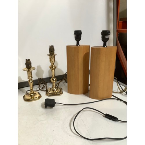 416 - A pair of heavy oak beside lights and 2 brass table lights