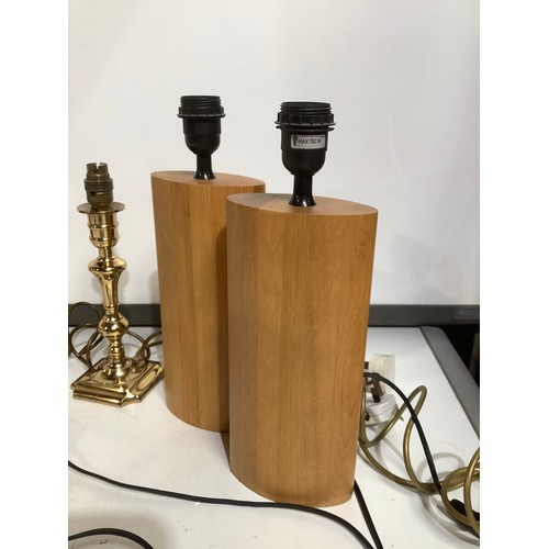 416 - A pair of heavy oak beside lights and 2 brass table lights