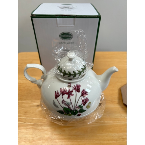 534 - Portmeirion botanic garden boxed teapot for one