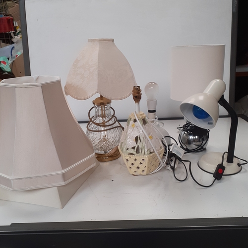 31 - A variety of table lamps and shades. Includes 4 table lamps, 1 adjustable desk lamp and 3 shades. So... 