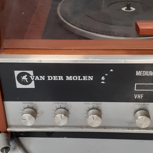 37 - Vintage Van der Molen SuperSonic 77 turntable and speakers. All working, nice condition, needs a lig... 