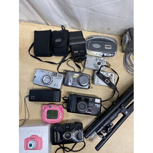 212A - Quantity of cameras inc Sony Cybershot, Casio, 35mm cameras, flash gun & cases