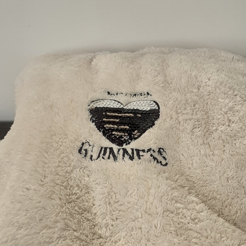 22 - A Guiness clothing bundle. Includes his and hers dressing gowns and 5 t-shirts. Sizes are larger siz... 