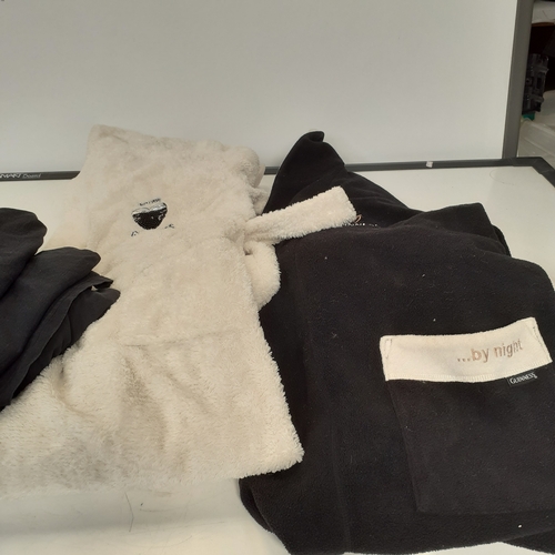 22 - A Guiness clothing bundle. Includes his and hers dressing gowns and 5 t-shirts. Sizes are larger siz... 