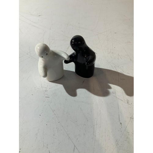 79 - Hugging man & woman cruet set