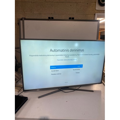 261 - Samsung 55” smart TV - working with remote - small screen imperfections