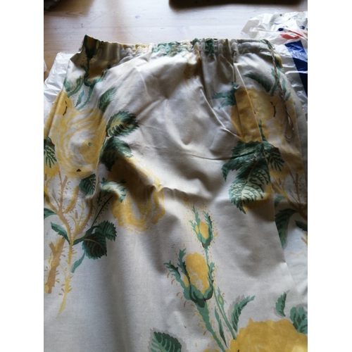 40A - 2 pairs of curtains 1pair is 72 inches (180cm) width and 43 inches (109cm) length and the other pair... 