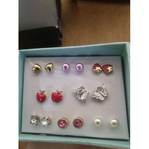 95A - Selection of costume jewellery pearls delmonte keyring earrings etc