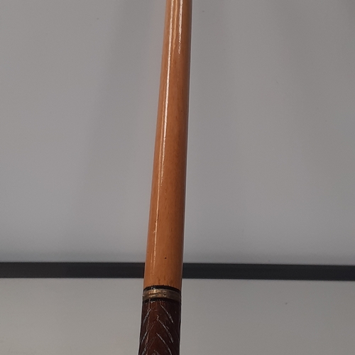 16 - Pool cue in case. Nice carved wooden handle, brass trimmings. Approx 58