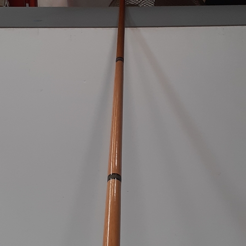 16 - Pool cue in case. Nice carved wooden handle, brass trimmings. Approx 58