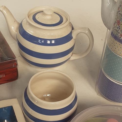 22 - Quantity of kitchen ware. Good quality items, some new. Includes a stripey teapot and sugar bowl, ne... 