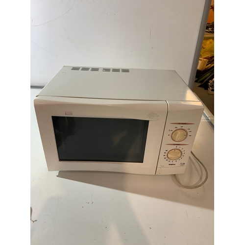 524 - Sanyo white microwave