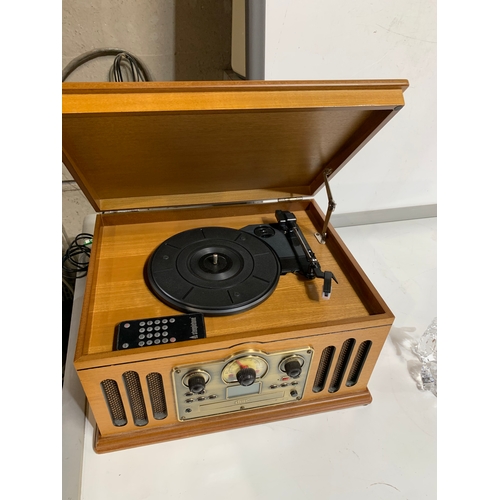 526 - Record player system with CD & radio - has remote