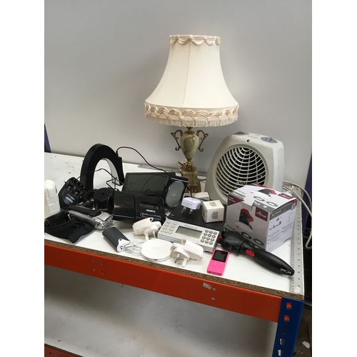 256 - Mixed lot, including an onyx lamp, fan heater, LED pack and more.