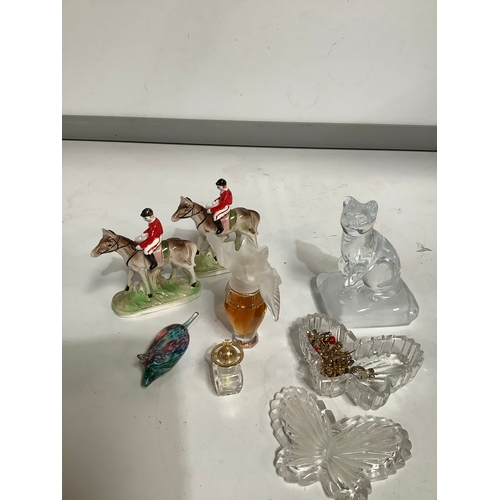 316 - Small selection of attractive pieces to include a butterfly glass dish with a quantity of earrings, ... 