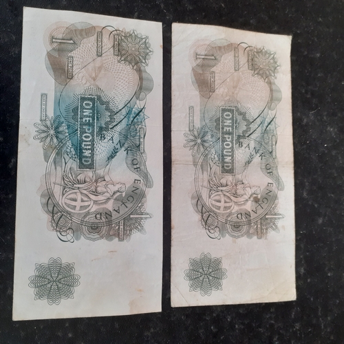 99 - 2 x Queen Elizabeth 2nd old £1 notes. Good condition