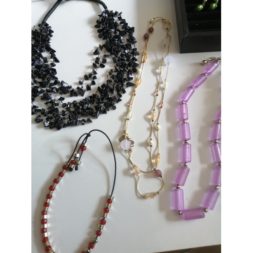 40B - Collection of costume jewellery