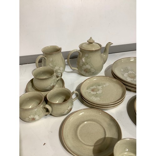 534 - Large quantity of fine stoneware Denby