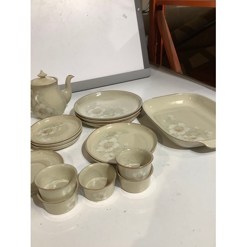 534 - Large quantity of fine stoneware Denby