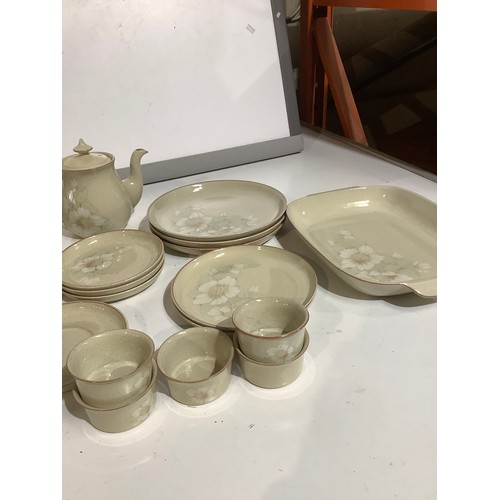 534 - Large quantity of fine stoneware Denby