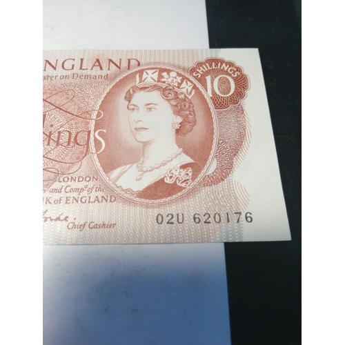 31A - Elizabeth ll 10 shillings note in mint condition