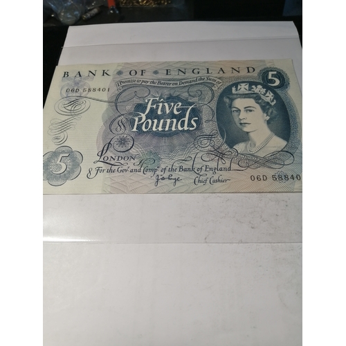 33A - Elizabeth ll 5 pounds note in mint condition