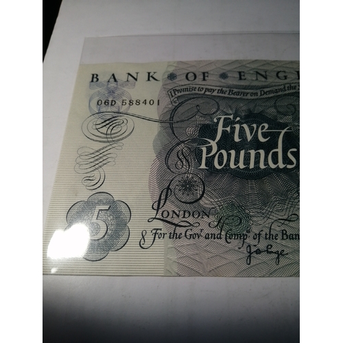 33A - Elizabeth ll 5 pounds note in mint condition
