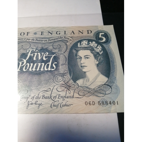 33A - Elizabeth ll 5 pounds note in mint condition