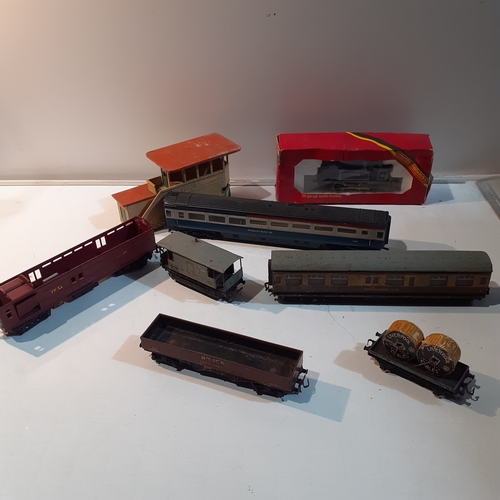 4 - Hornby lot plus a Triang piece. Includes boxed 00 guage model, restaurant cars a model station and m... 