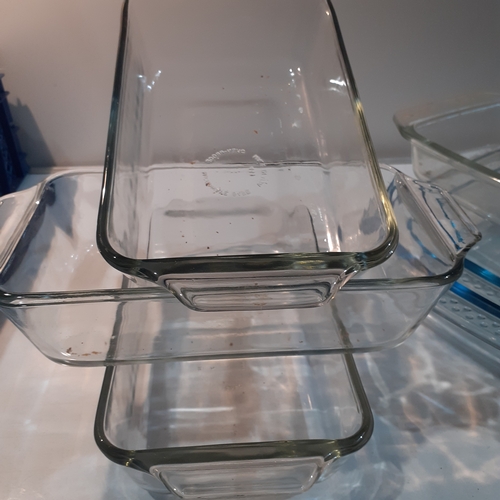 19 - 3 pyrex dishes, 2 matching design plus one other and 3 smaller oven dishes. Different sizes.