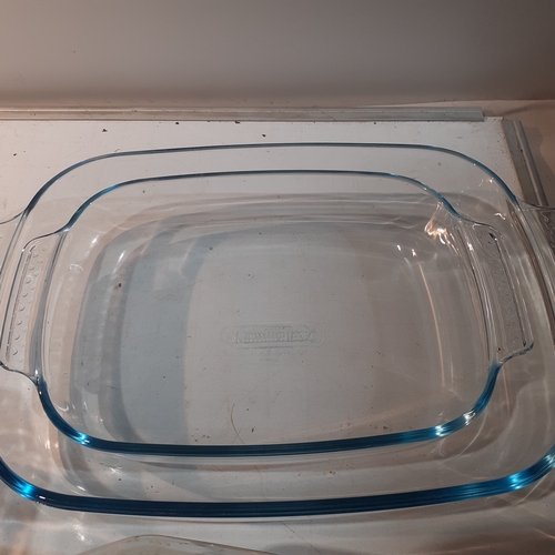 19 - 3 pyrex dishes, 2 matching design plus one other and 3 smaller oven dishes. Different sizes.